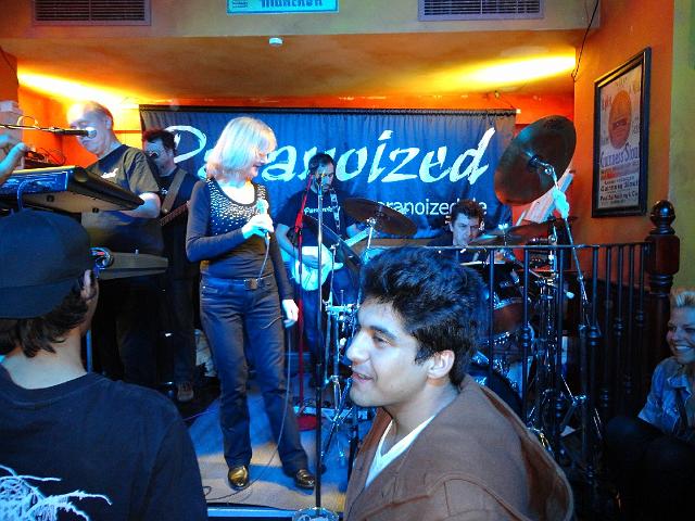 Kennedys Chelsea 2012-05-05_43.jpg - Gute Laune auch bei Wolfgang... vielleicht wegen der Blonden Dame rechts? ... neeee! ;)